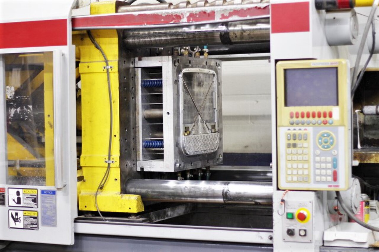 Injection molding machine with the mold mounted between platens
